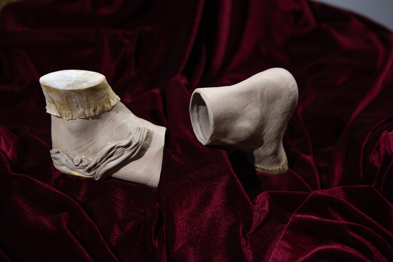 Fired clay and goat skin. 