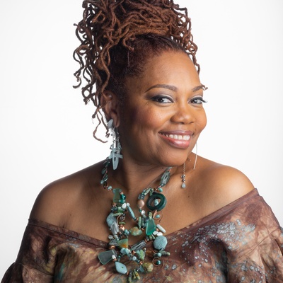 Dee Alexander headshot